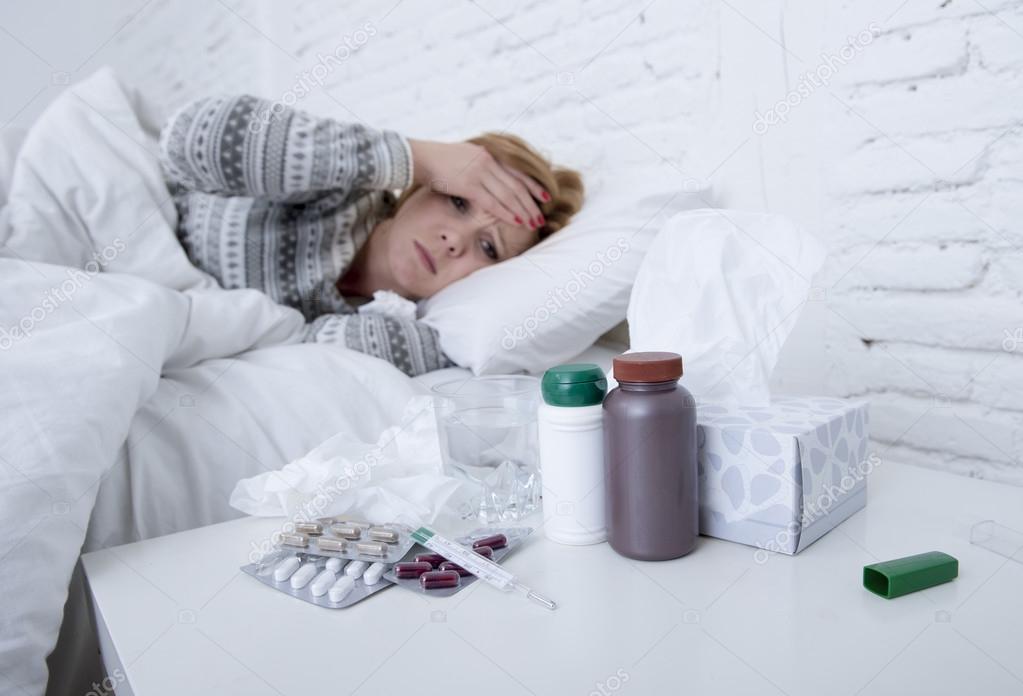 名称:生病的女人感觉坏生病躺在床上痛苦头痛冬天的寒冷和流感病毒