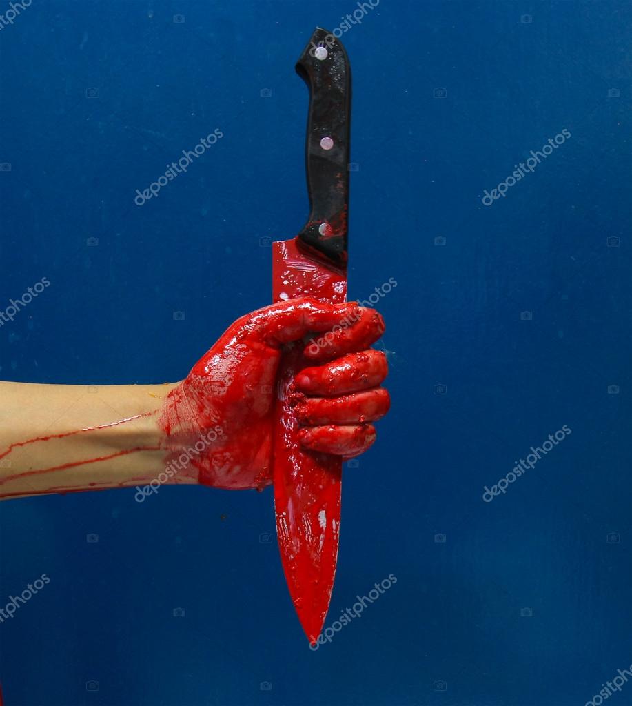 名称:一个血腥的手拿着一大血覆盖刀